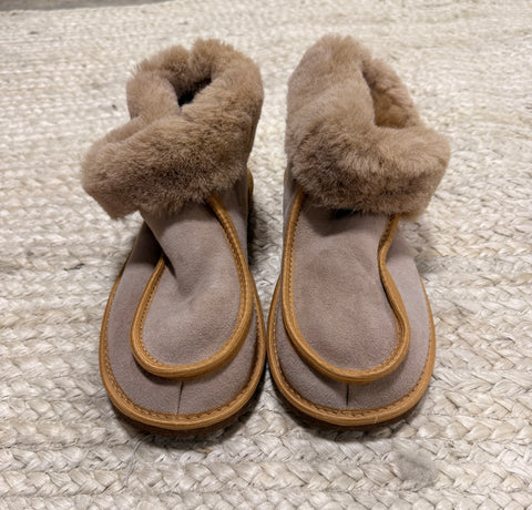 Classic Slipper (Tan Fur) - Size 9
