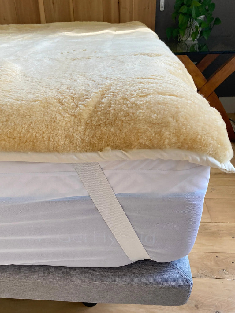 Edge-view of medical sheepskin crib topper