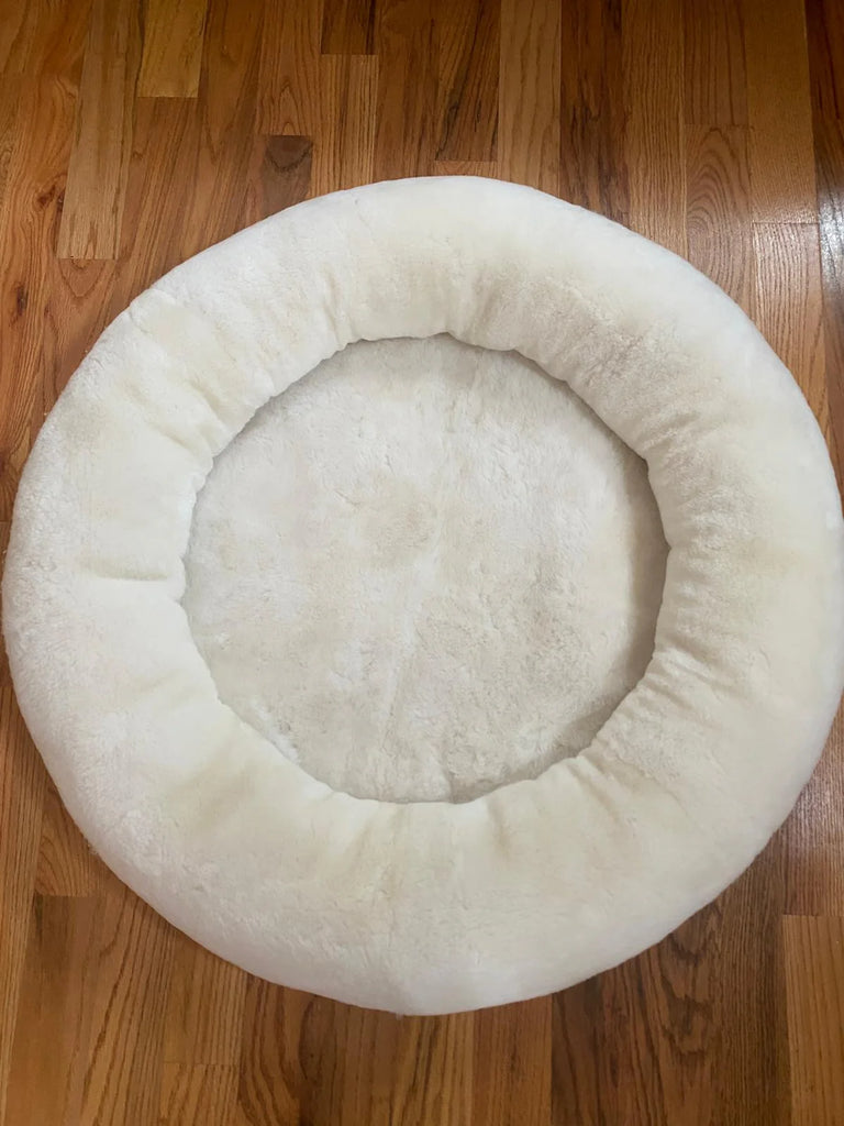 Snugly short fur sheepskin dog bed