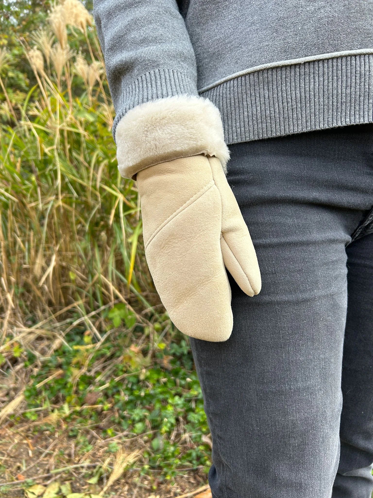 The haven sheepskin mitten in cream