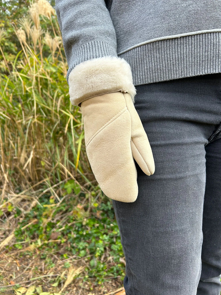 The haven sheepskin mitten in cream