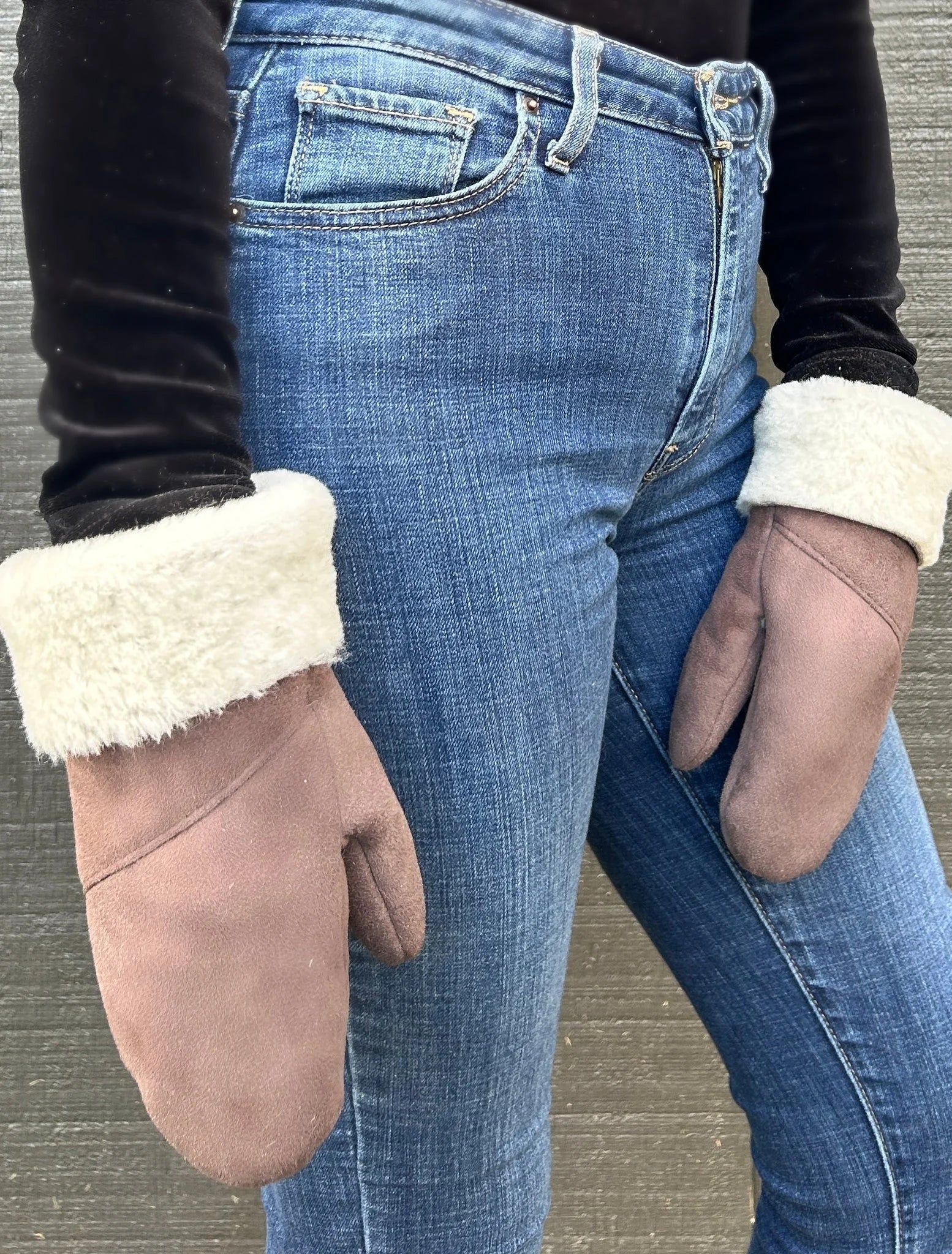 The haven sheepskin mitten in walnut